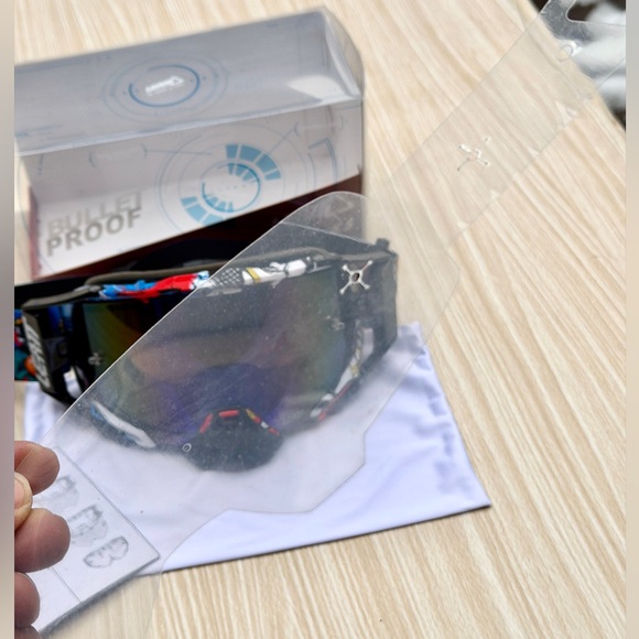 Goggles - Picture 13 of 13